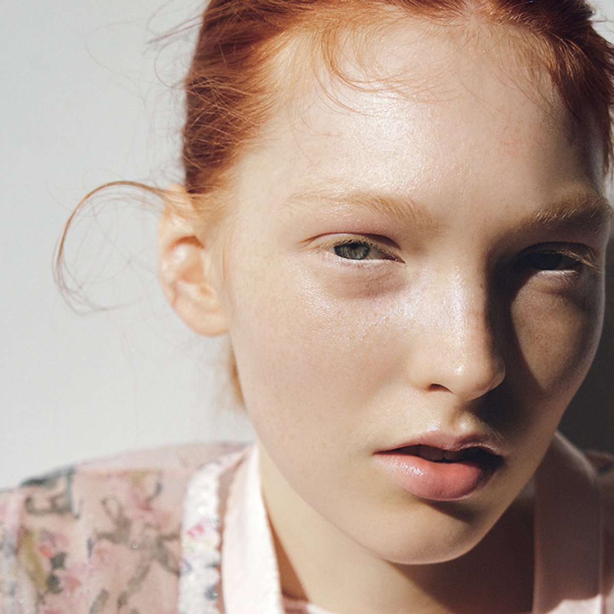 軽やかな花柄と、グリッターのアイライナー＆ハイライトの煌めきを重ねて。【2025年、春のファッション×メイク】