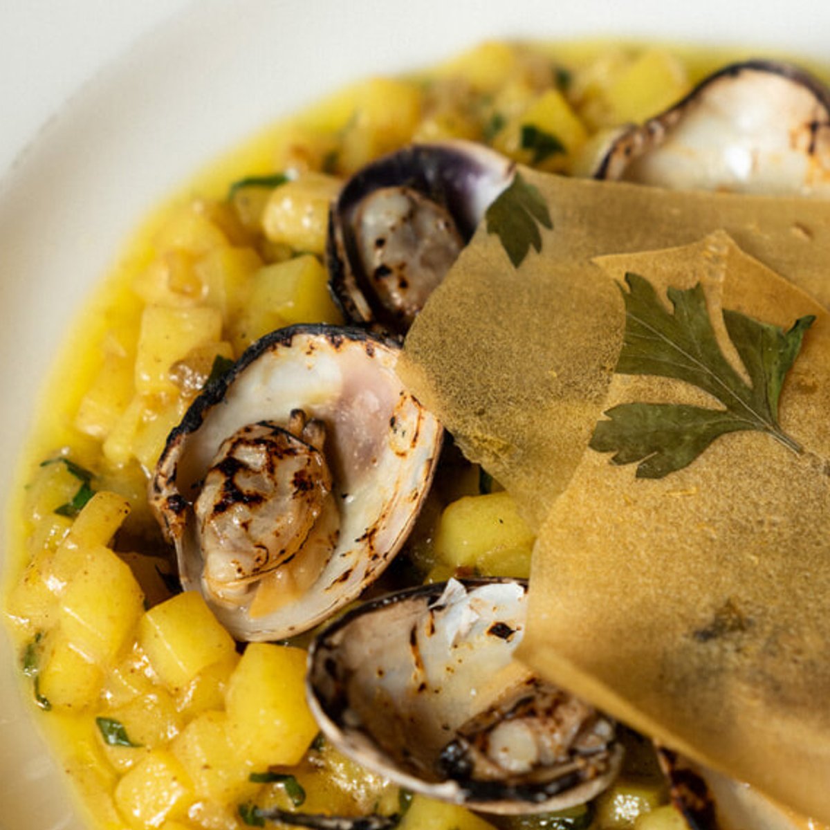 パリの小径の美食レストラン、小さな宝石箱のようなラ・ベニョワール。