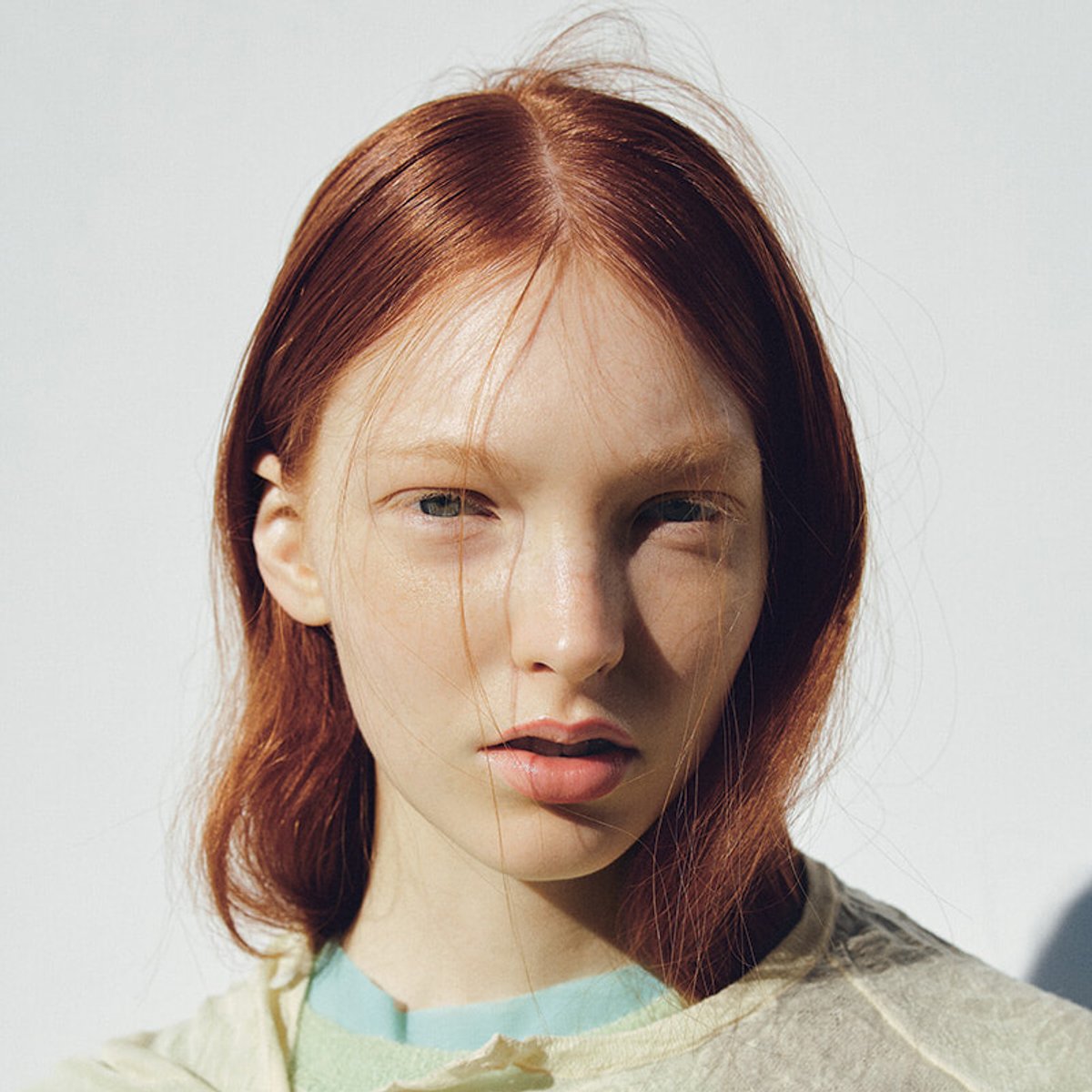 パステルカラーのレイヤーに似合う、リップライナーの入れ方。【2025年、春のファッション×メイク】