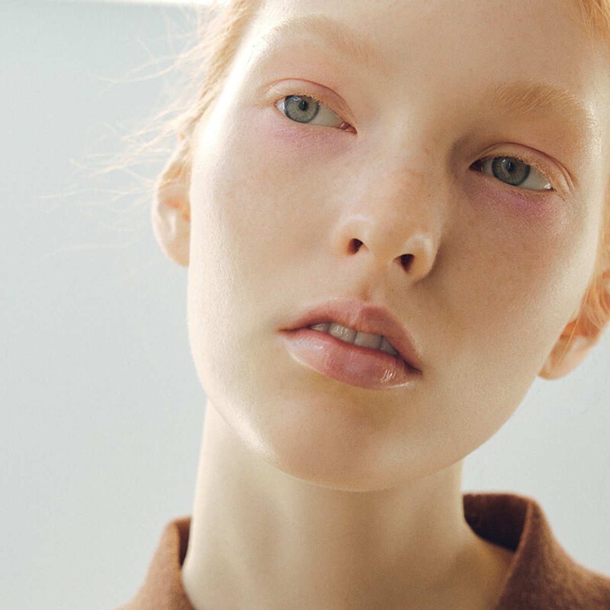 正統派アイテムの崩しに、リキッドチークで染めた目元をオン。【2025年、春のファッション×メイク】