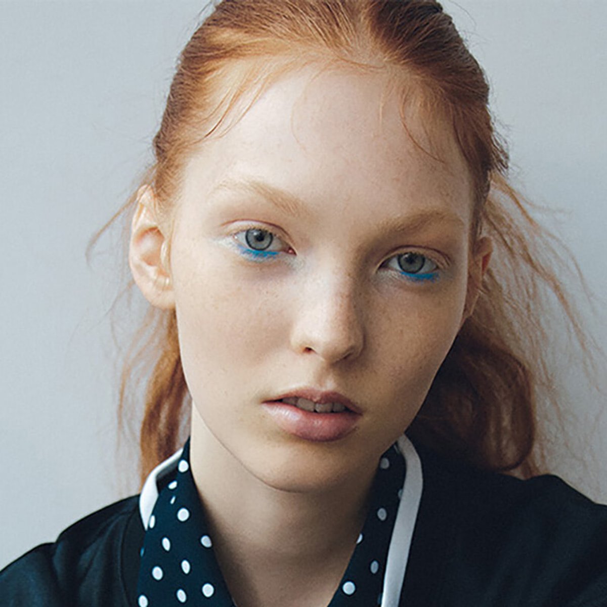 インパクト大のカラーライナーが、スポーティ×ドットのコーデと競演！【2025年、春のファッション×メイク】