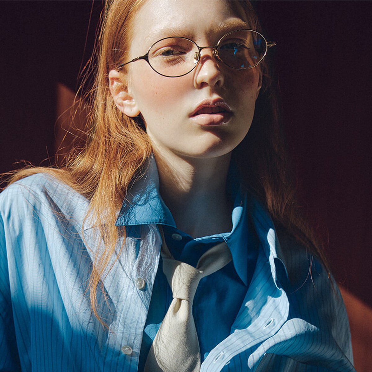 日焼けしたようなチークを、シャツのレイヤードに合わせて大人っぽく仕上げる。【2025年、春のファッション×メイク】