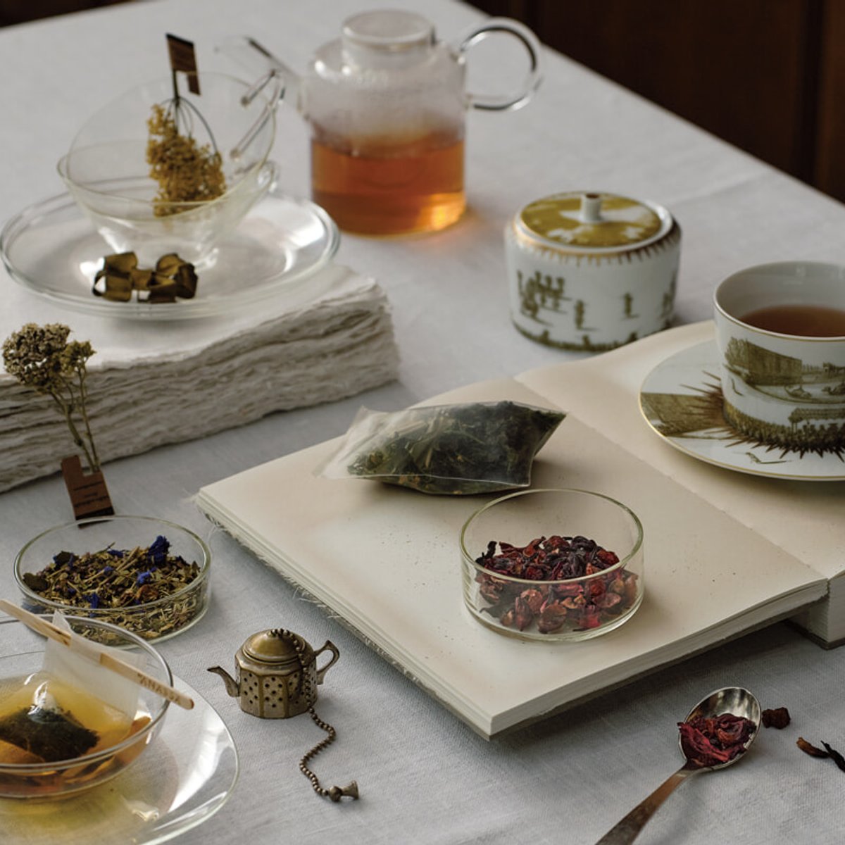 ハーブティーの世界を広げる5つの味わいと、美しいティーセット。