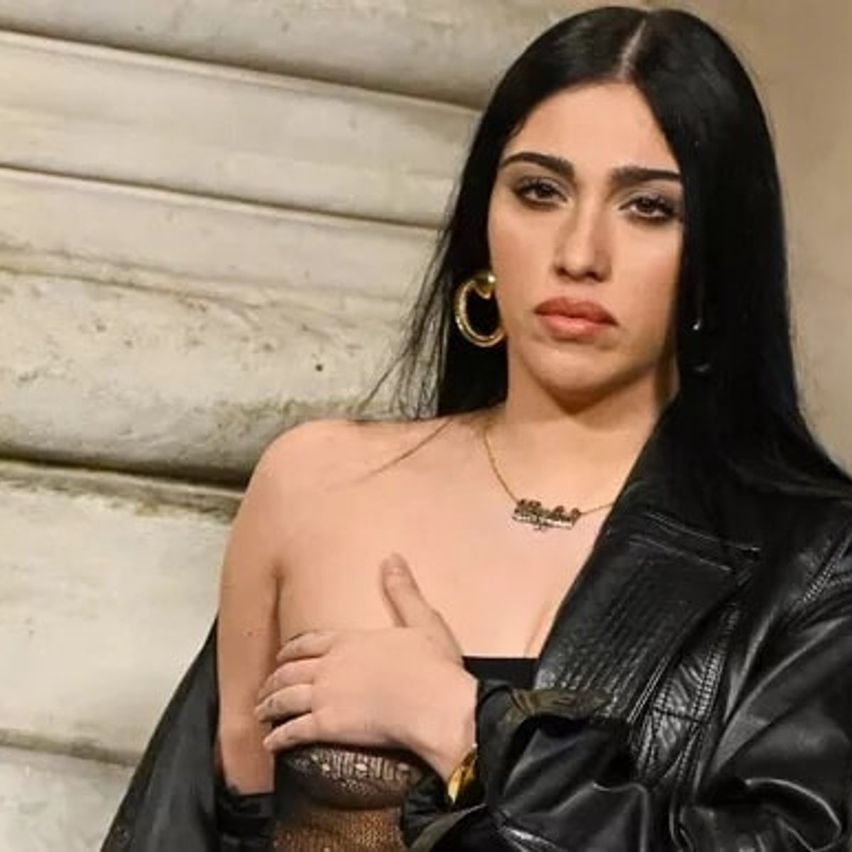 マドンナの愛娘ローデス・レオン、シースルーのジャンプスーツが話題に！