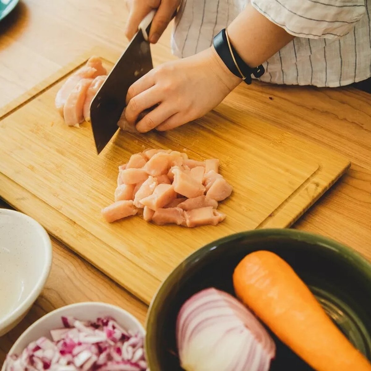 プラスチック製か木製、まな板はどちらを選ぶべき？