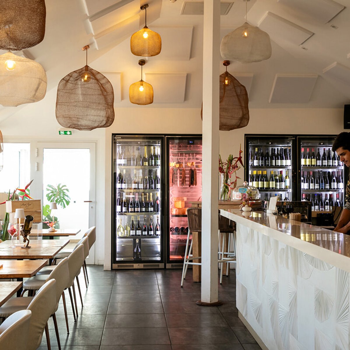 タヒチ島、フレンチなワイン＆フードで都会的な夜を。【タヒチの島々】