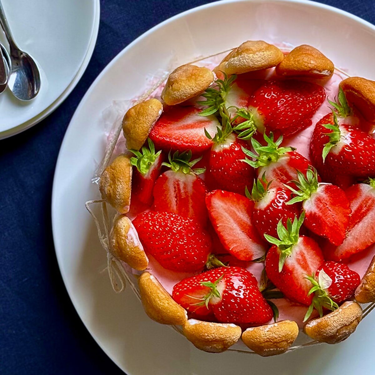 たっぷりイチゴを使った、フランスの定番「シャルロット ケーキ」