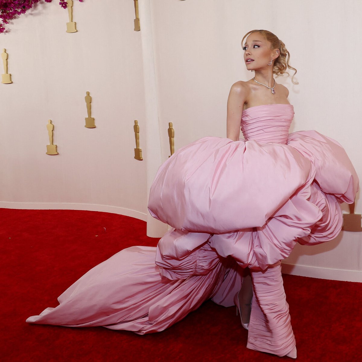 「アリアナ・グランデ」来日記念！彼女の愛らしいプリンセスルックを振り返る。