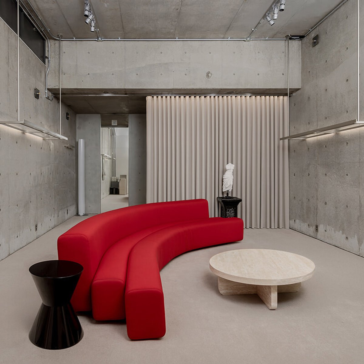 ハルノブムラタのプライベートサロンのような直営店で、リュクスなショッピング体験を。