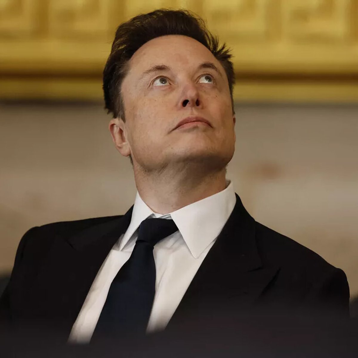 イーロン・マスクがインタビューで涙を拭った瞬間。その理由とは？