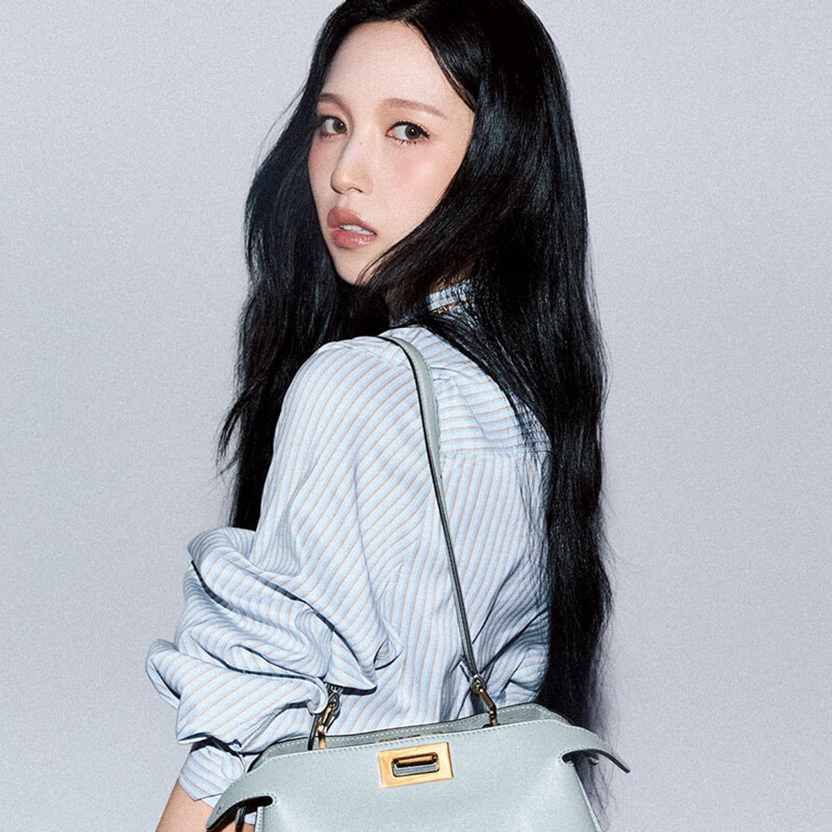 TWICEのMINA、フェンディのバッグと遊ぶ。