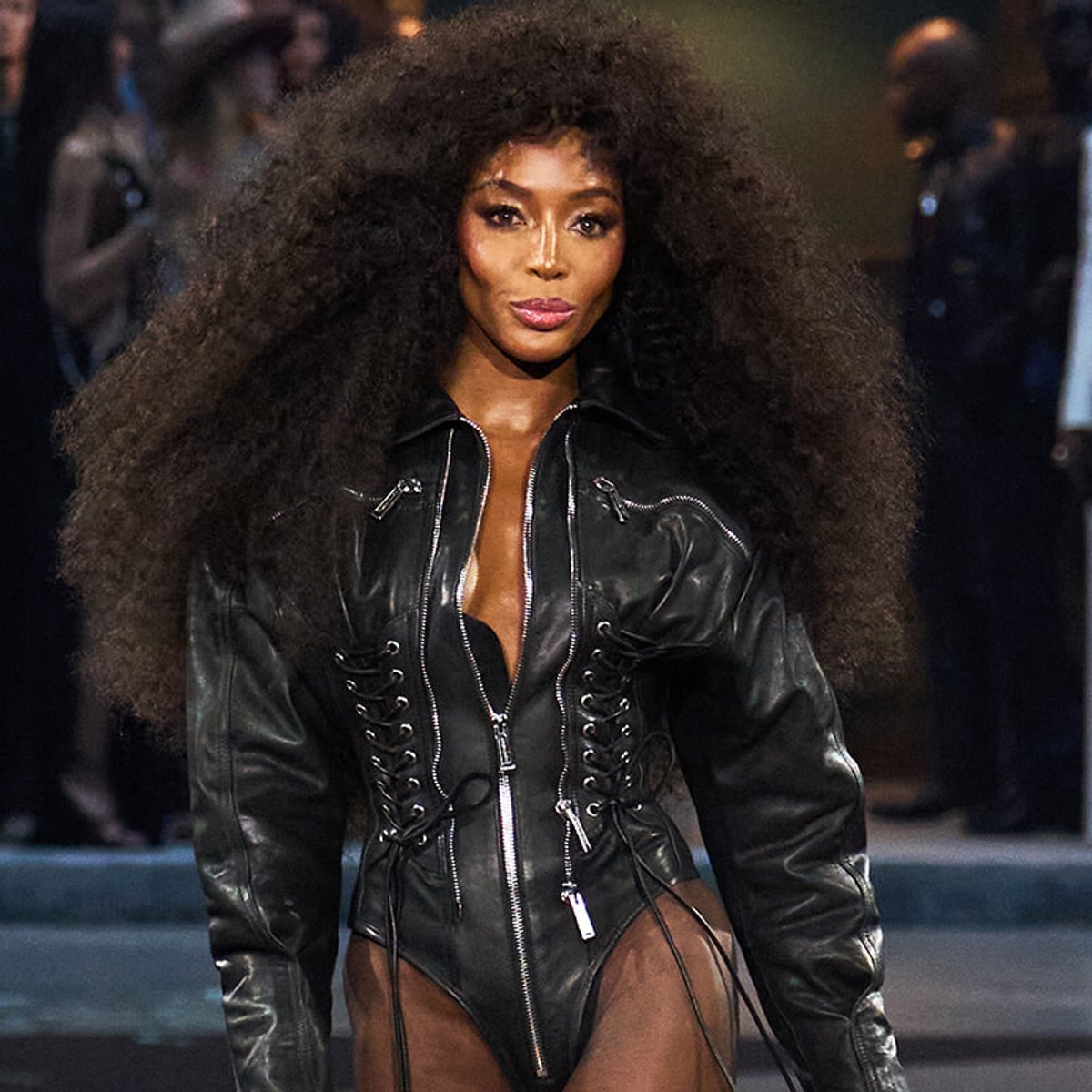 54歳ナオミ・キャンベル。ディースクエアードのランウェイを魅了！