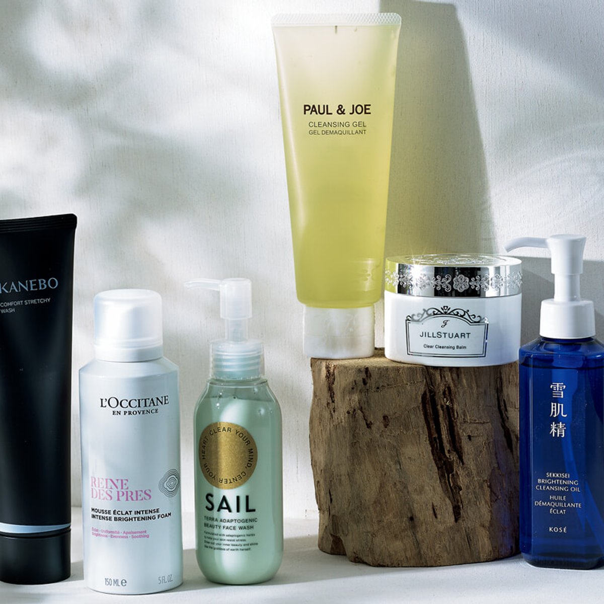 汚れを落とし、角質を脱ぎ、水分を巡らせる。透明感を「引き出す」スキンケアのステップは？