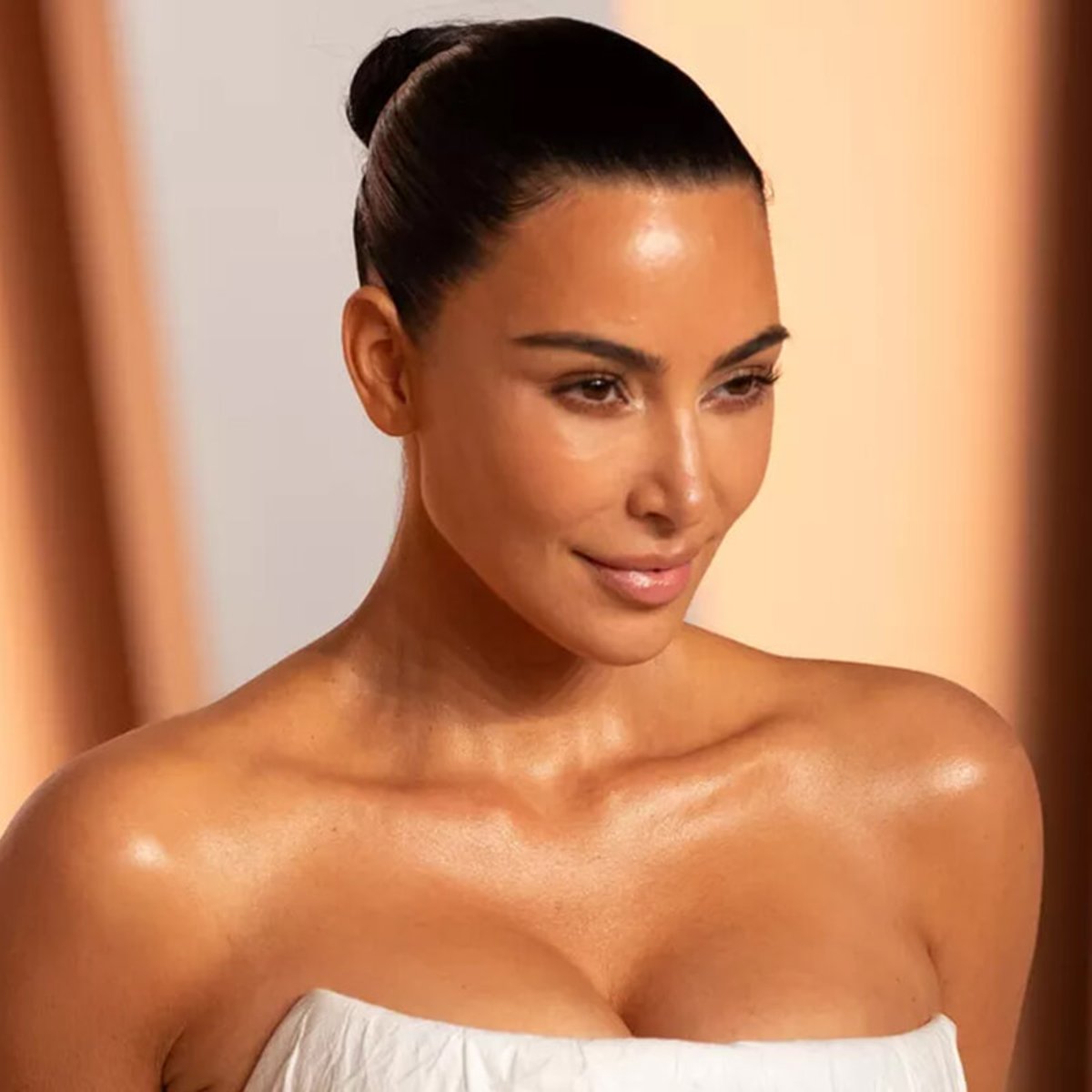 キム・カーダシアン、新作水着の発表で18メートルの「セクシーすぎる風船人形」をタイムズスクエアに設置！