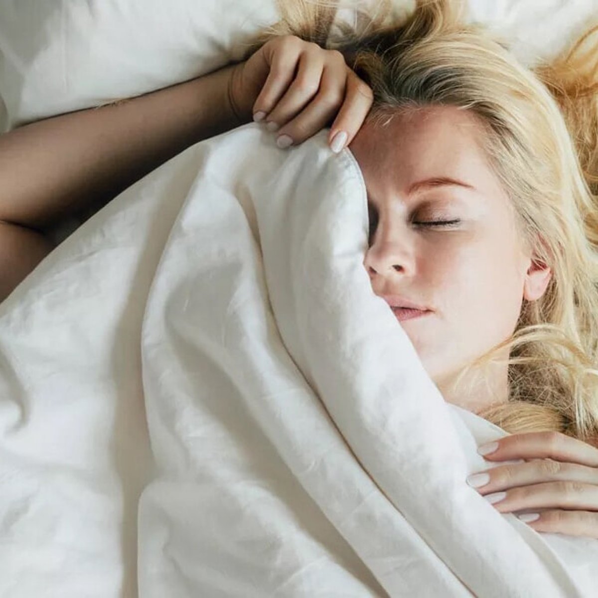 「シワが増える」「健康にも悪影響」。医師が教える、最悪な寝姿勢とは？