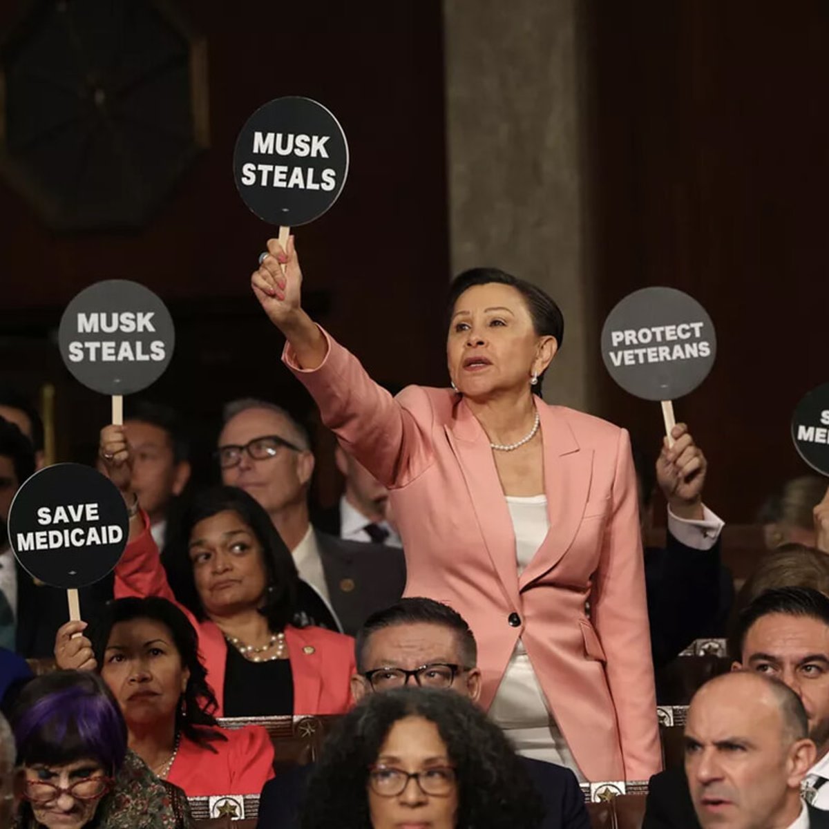 トランプ大統領の演説中、女性議員たちがピンクの服を着たのはなぜ？