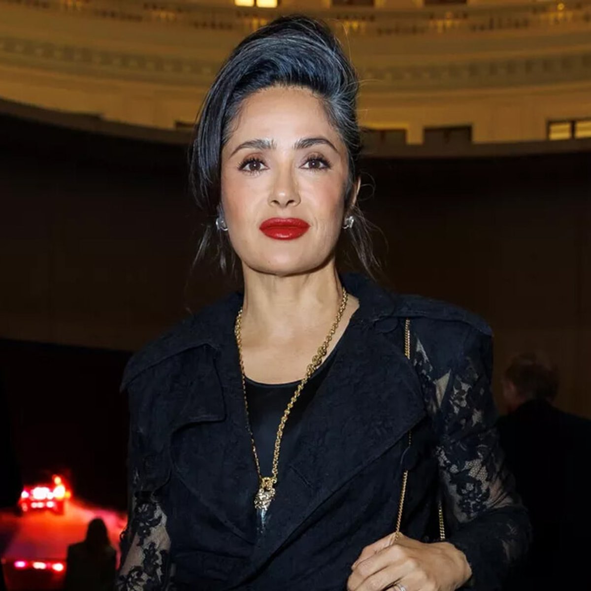 長い白髪をボリューミーにまとめたサルマ・ハエックの髪型が話題に！