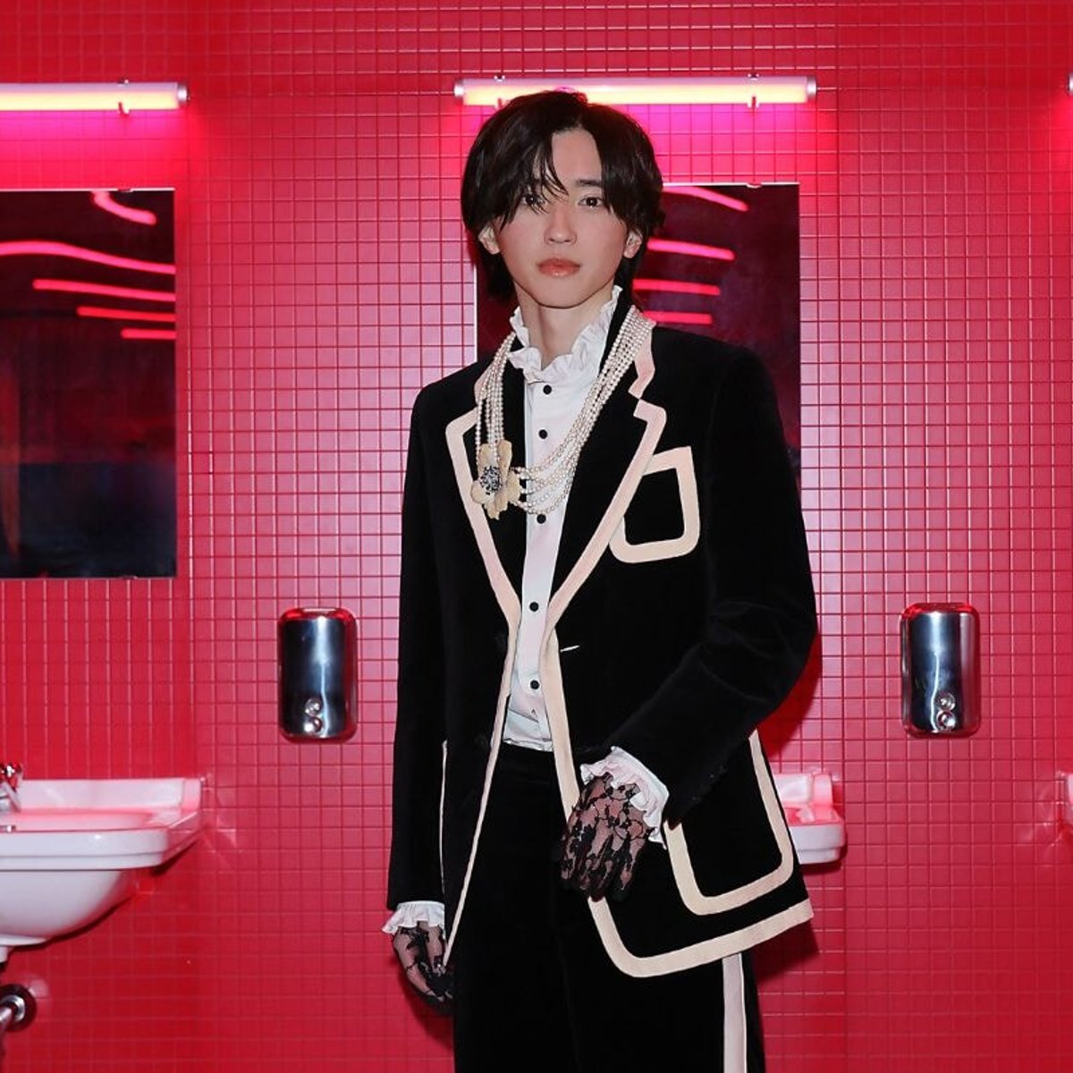 道枝駿佑が王子様のような輝きを放って。ヴァレンティノ2025年秋冬コレクションのショー会場に登場。