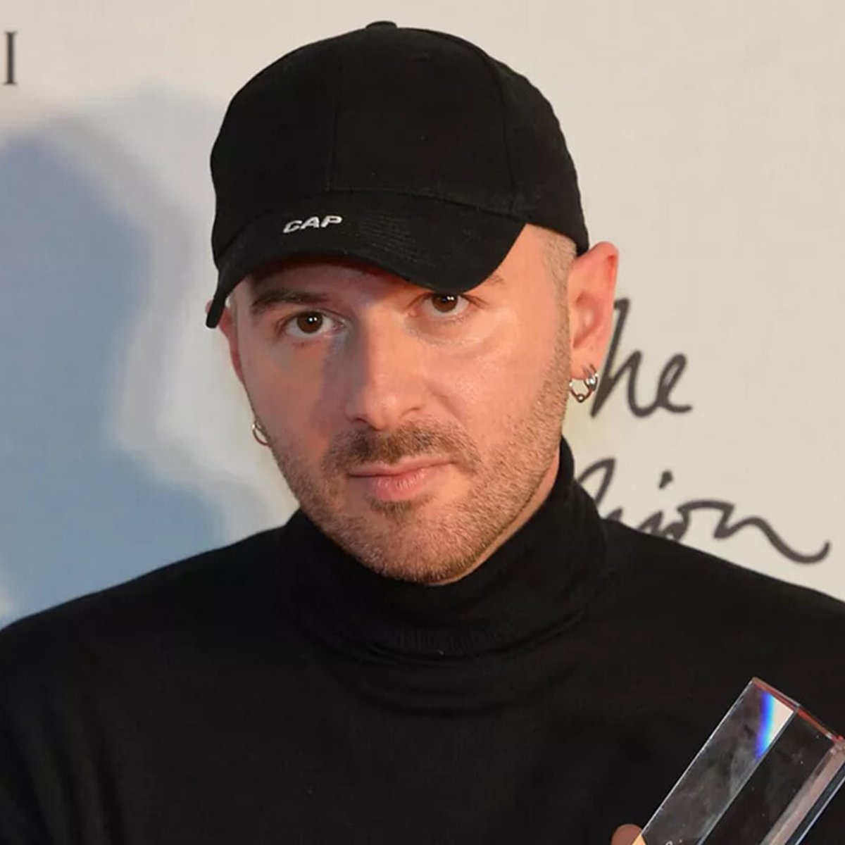 デムナがバレンシアガを離れ、グッチのアートディレクターに就任。