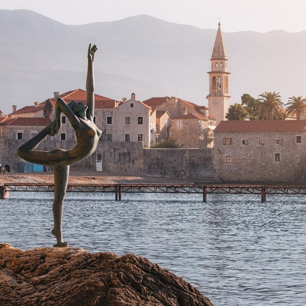南極の氷の海の上で踊るバレリーナ！？ 「美しすぎる」と話題になった動画とは？