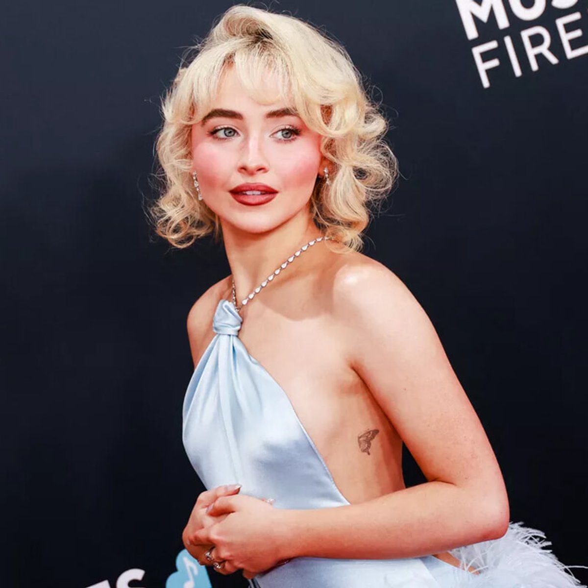 雑誌の表紙を飾ったサブリナ・カーペンター、90年代のマドンナそっくりと話題に！