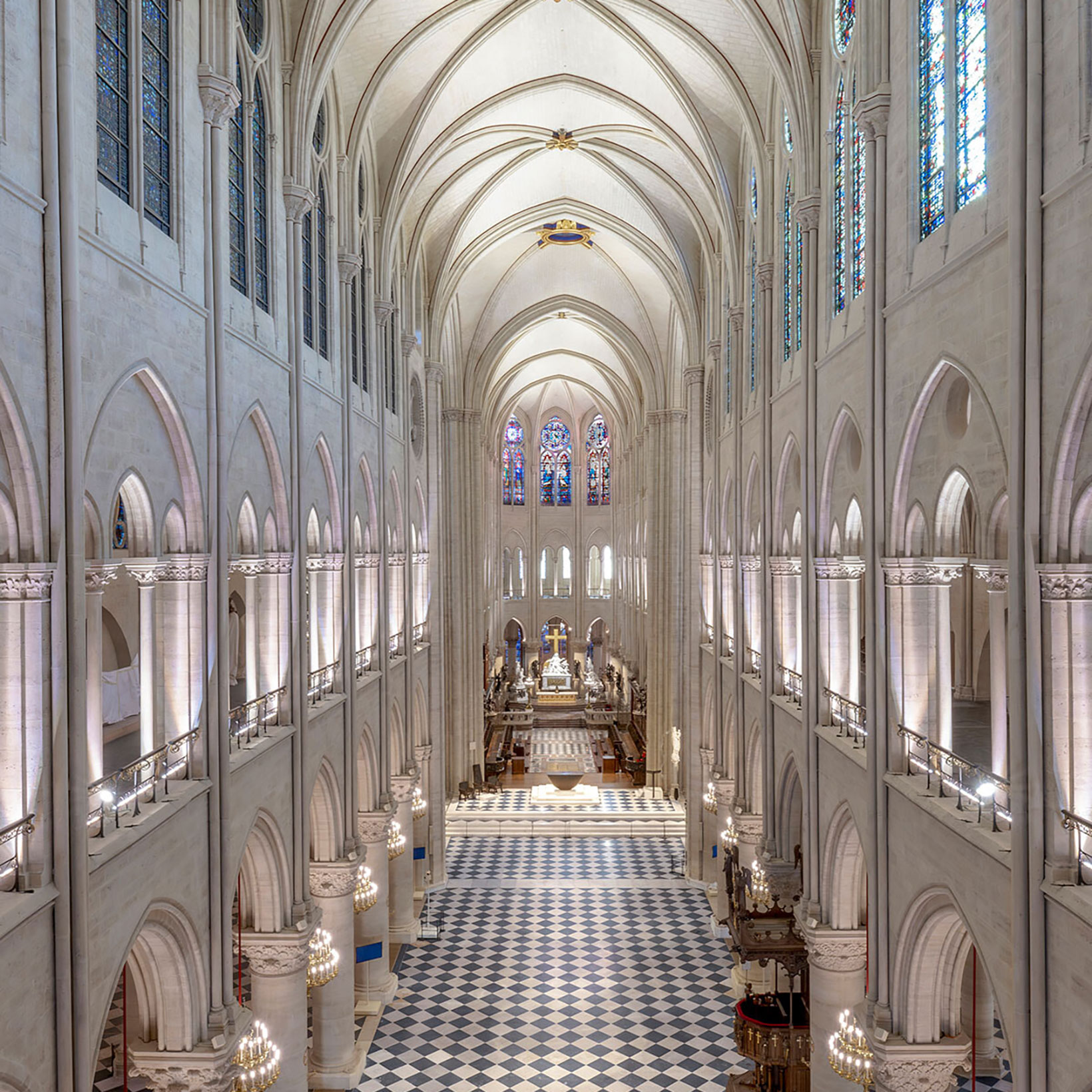 鮮やかに蘇った、フランスの象徴。ノートルダム大聖堂、再建の物語。