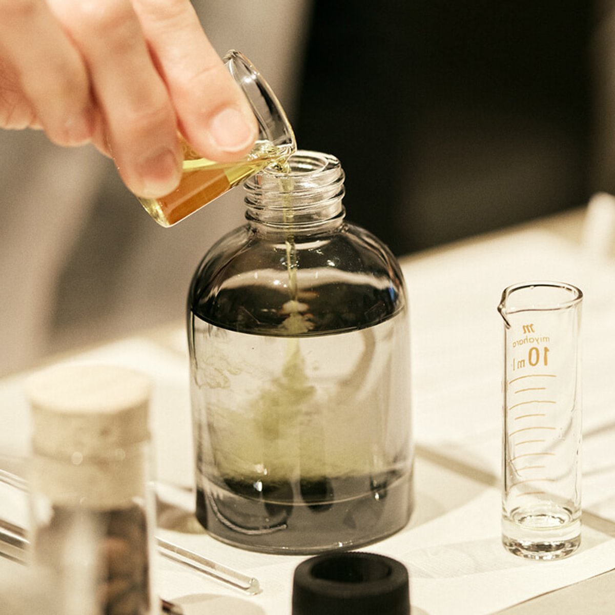 本能に届く精油の香りと触れ合う場、アロマリウム スリーでディフューザークラフトを体験！