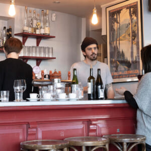 特等席はカウンター。駅近バーでナチュラルワインを楽しむ。