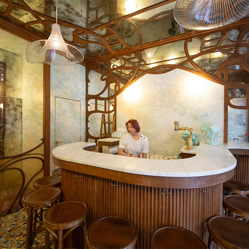 マレ地区のアールヌーボーな空間で、名バーデンダーのカクテルを。