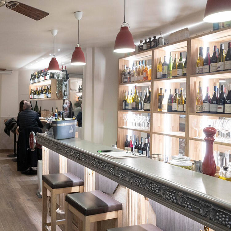 ナチュラルからグランヴァンまで、豊富なラインナップが自慢。モンパルナス駅近くのソムリエバーへ。