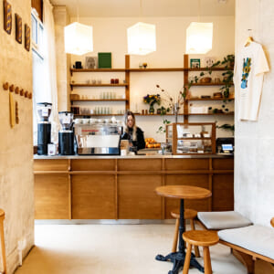 木の温もり感じる山小屋風カフェ「キャンドル・キッズ・コーヒー」。