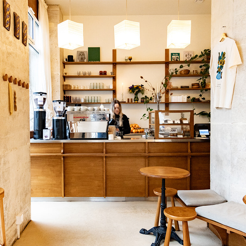 木の温もり感じる山小屋風カフェ「キャンドル・キッズ・コーヒー」。