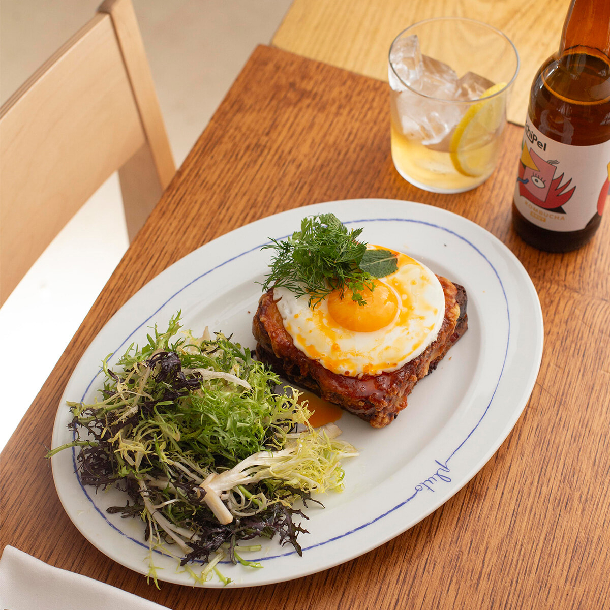 アート発信地マレで楽しむ、ひねりの利いた「クロックムッシュ＆マダム」。