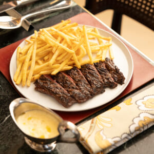 マドレーヌ地区の「ノノス」、旨味が詰まったグリル料理をお目当てに。