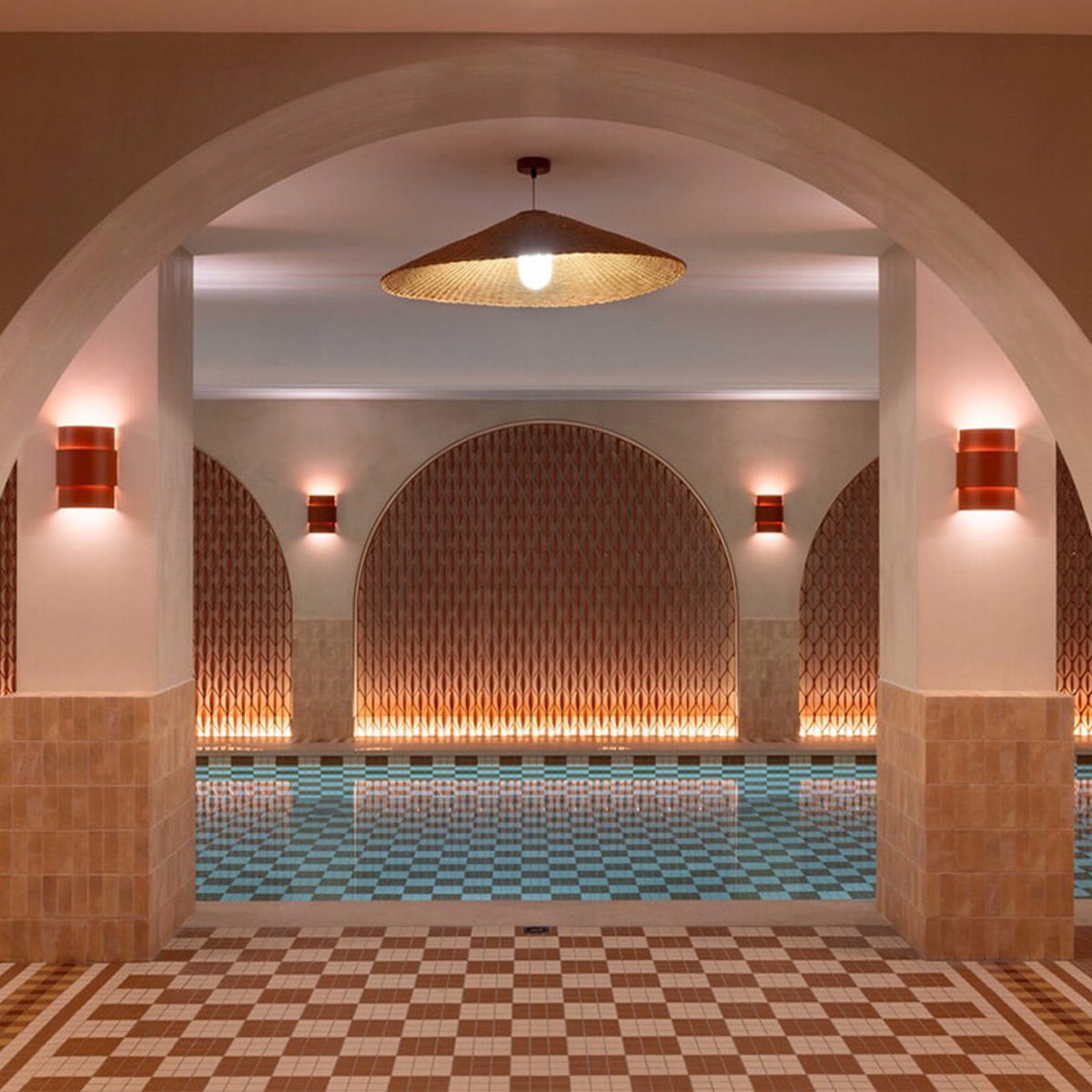 グラン・クール・ラタン。ローマ浴場風プールを隠した5区のホテルへ。