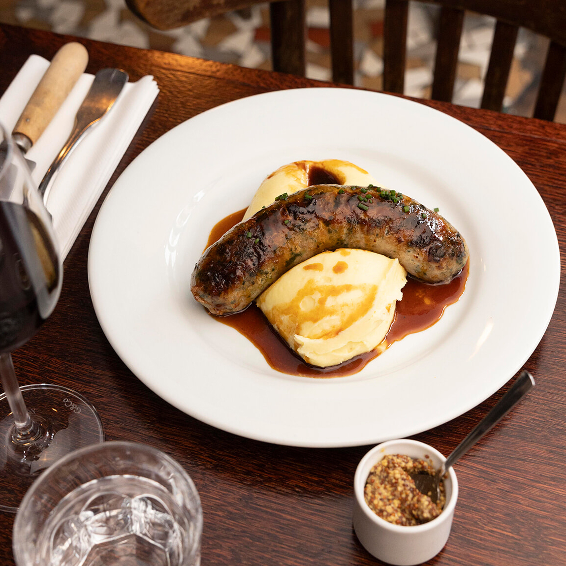 スペシャリテは、旨味たっぷりのソーセージ。小さなビストロ「レザルロ」へ。