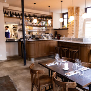 パリ中心から少し離れた話題のお店。アジア×フレンチ、ピュアで鮮烈なひと皿を。