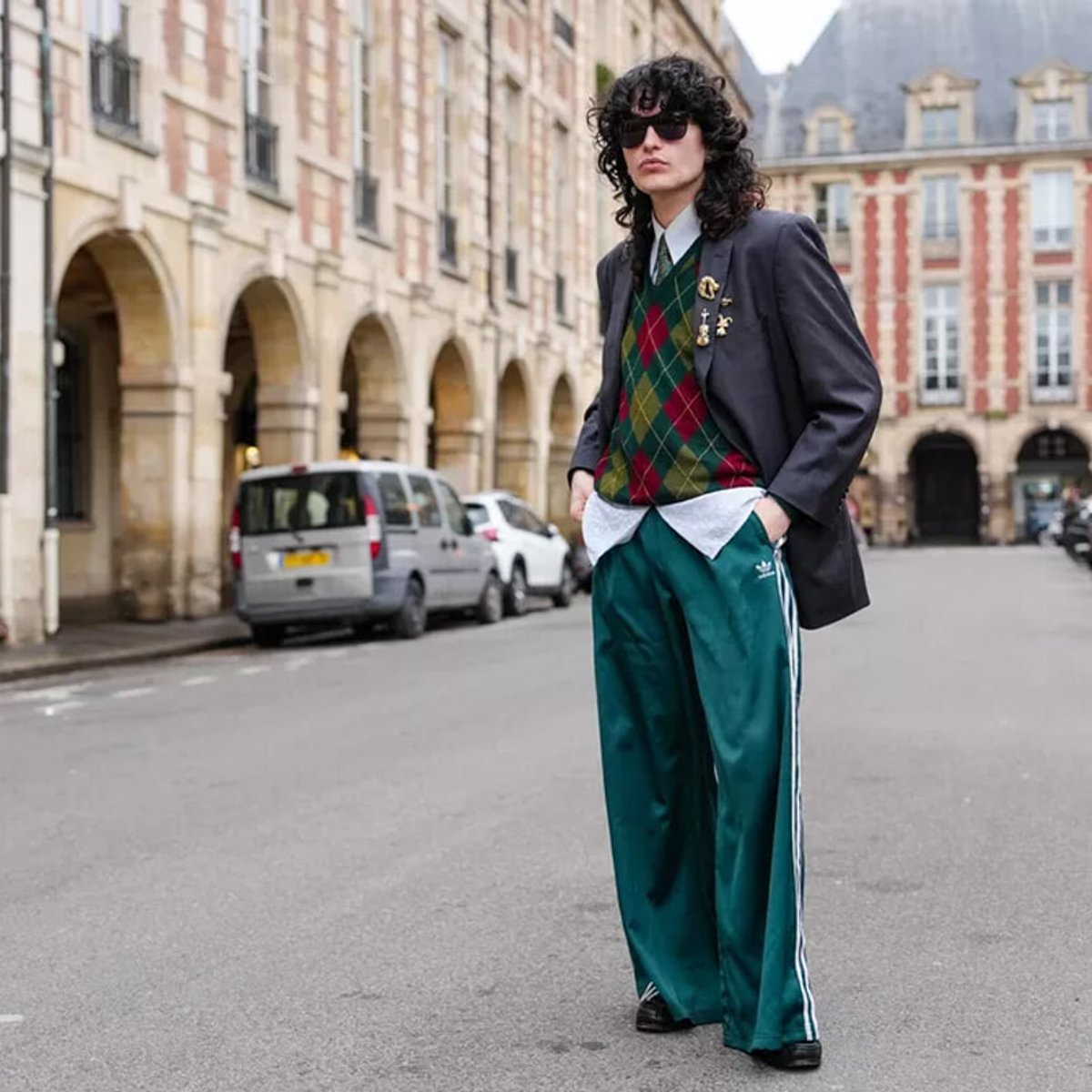 アディダスのジョギングパンツ、シックに着こなすための秘訣。