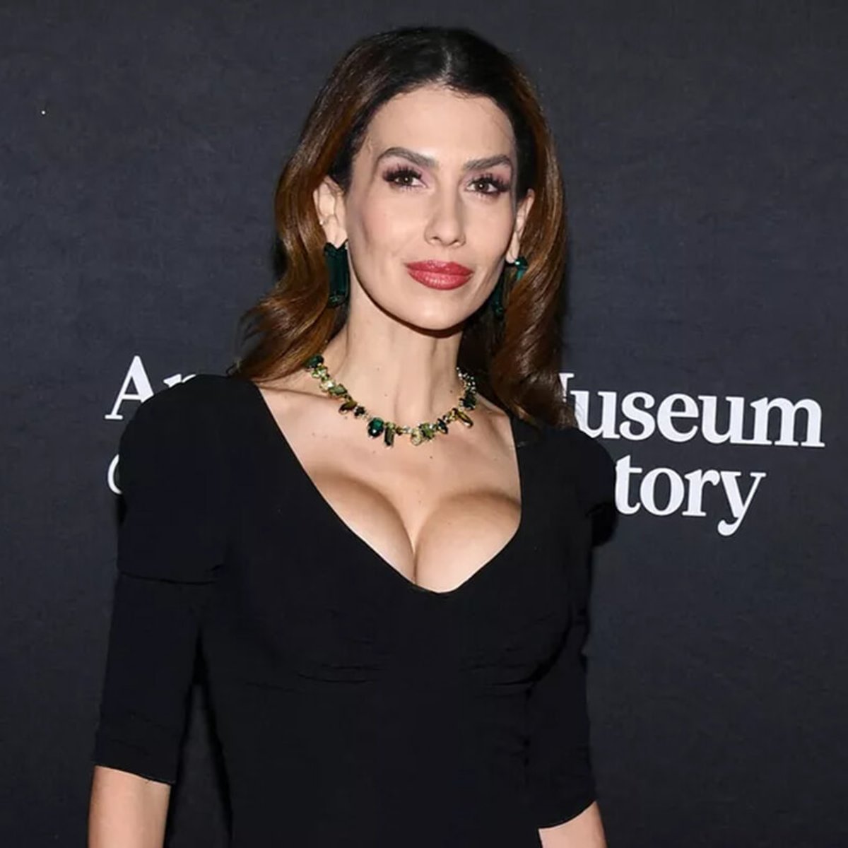 ヒラリア・ボールドウィン、7回の出産後に豊胸手術を受けたことを明かす。