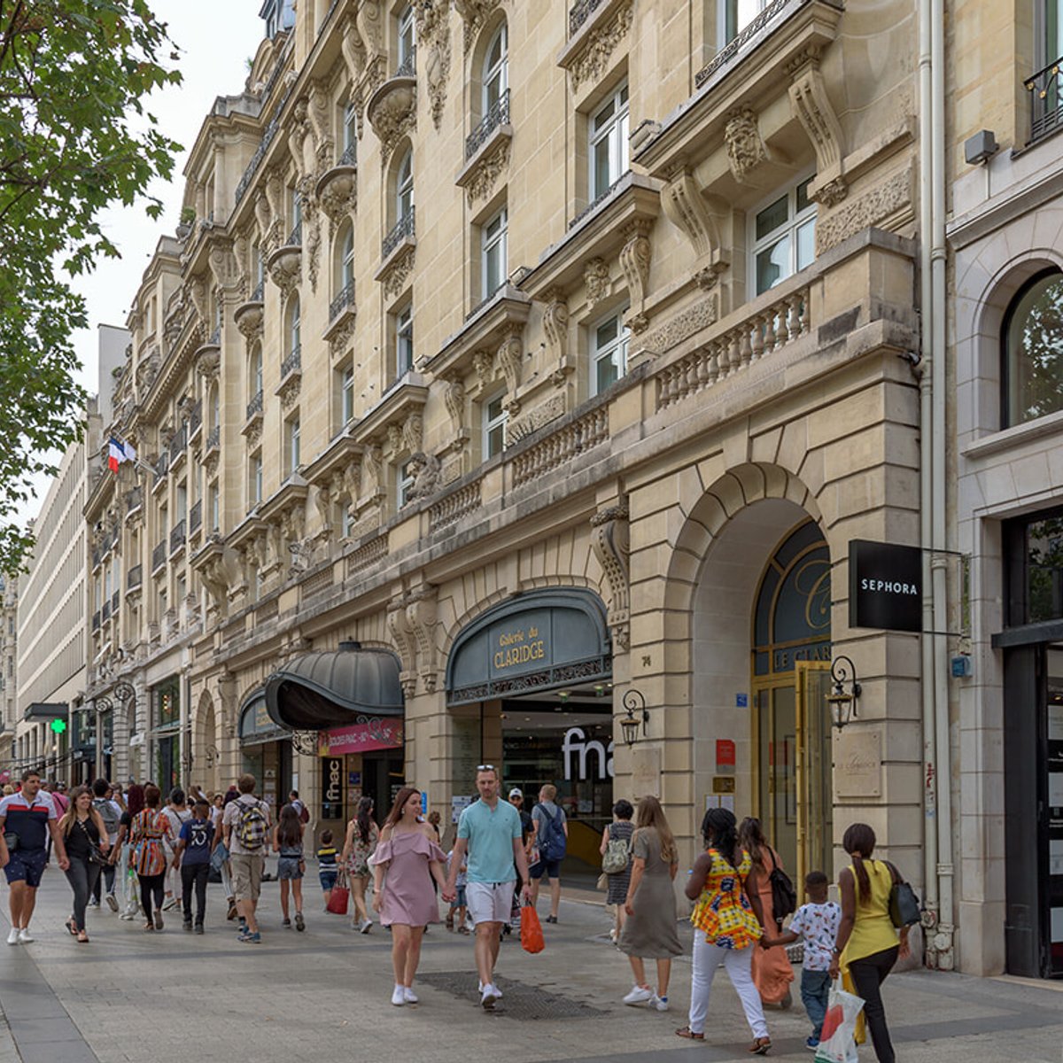 シャンゼリゼ通りの片隅で、スニーカー観を変えた「MEXICO 66」に出合った話。