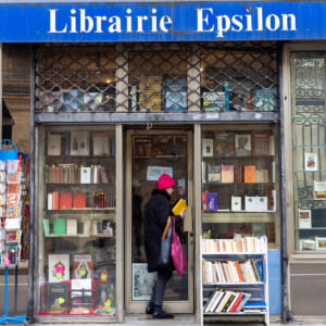 モンマルトルの古書店、本の宝の山からとっておきの表紙を見つけて。