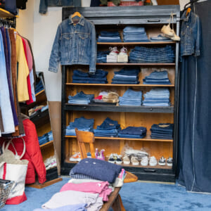 デニムの品ぞろえが豊富！ モード業界人から愛される、蚤の市内のヴィンテージ店へ。