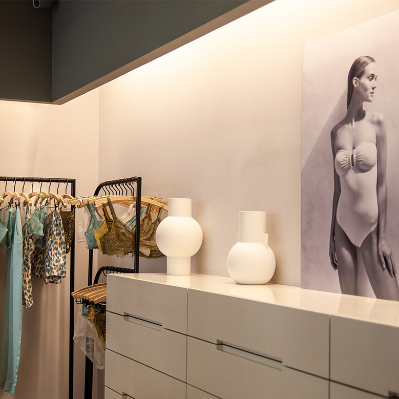 シャネル傘下の、老舗ランジェリーブランド「エレス」でお買い物。