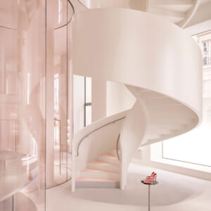 女性に自信を与えるアライア。新店舗で創業者の美学を纏って。