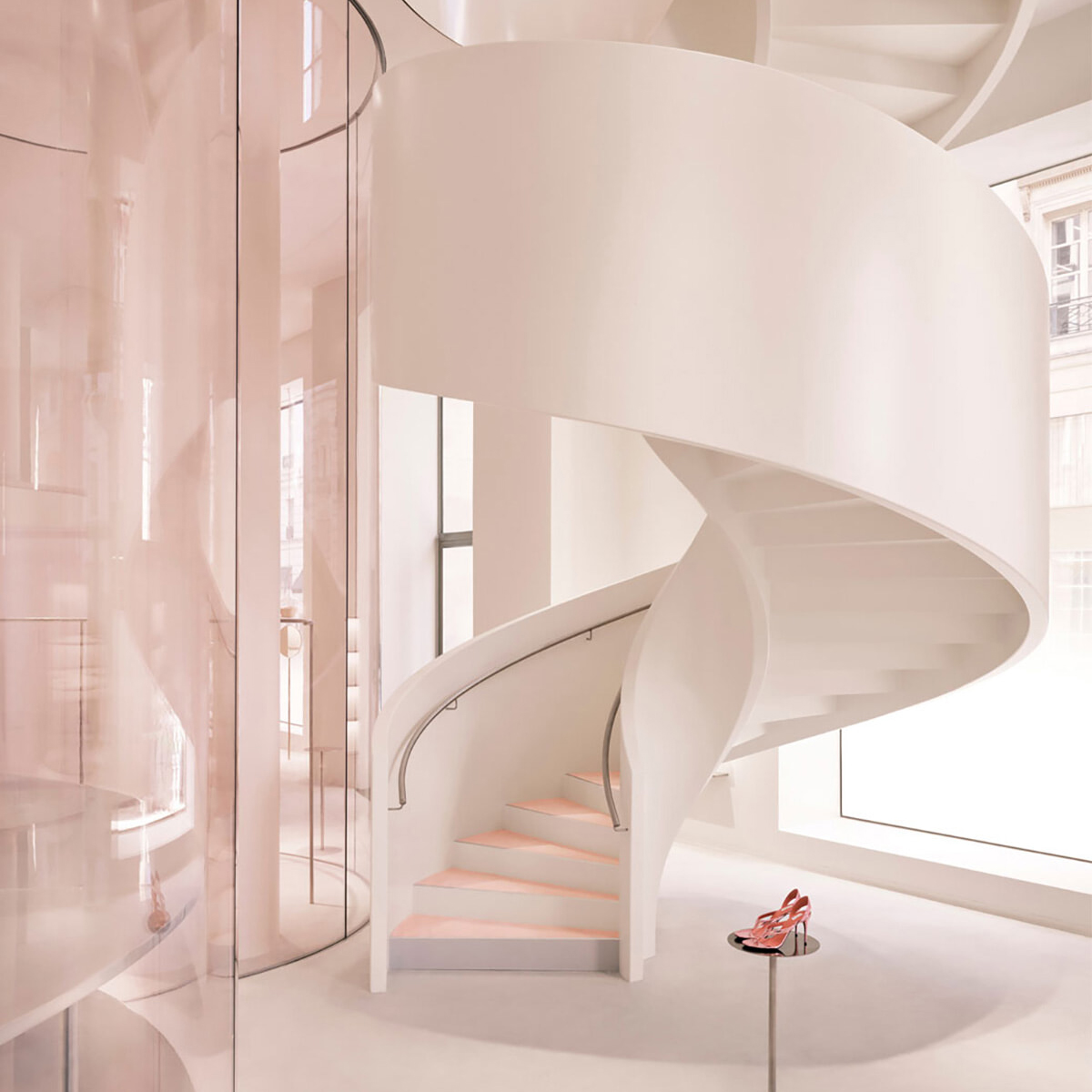 女性に自信を与えるアライア。新店舗で創業者の美学を纏って。