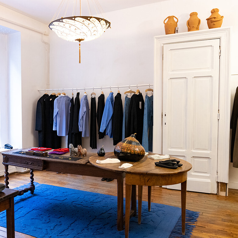 「クリスタセヤ」でタイムレスでモダンなブランドの世界観を丸ごと体感。