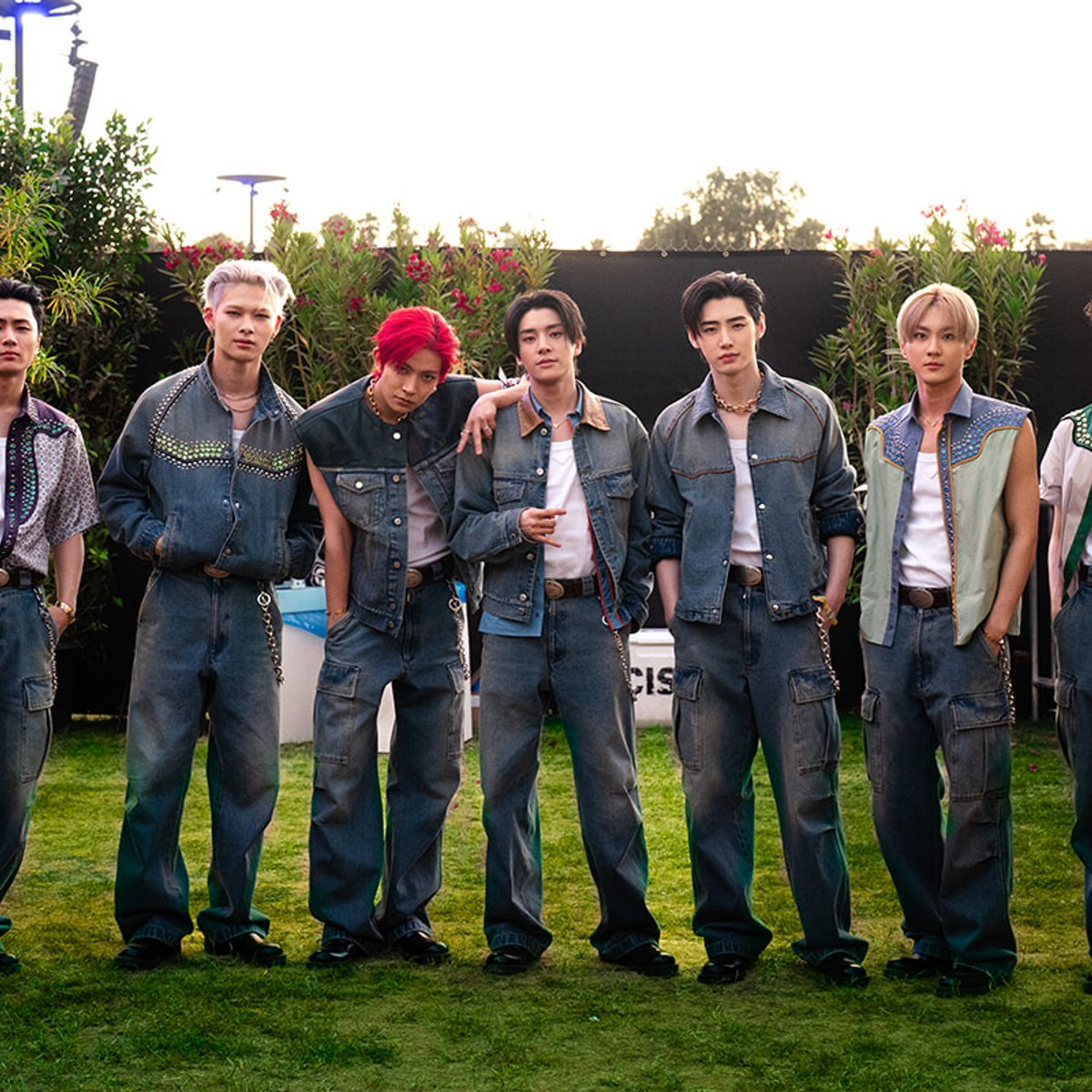 ENHYPENがプラダを纏いコーチェラに初降臨！ 最大規模の屋内ステージで13曲を完走。