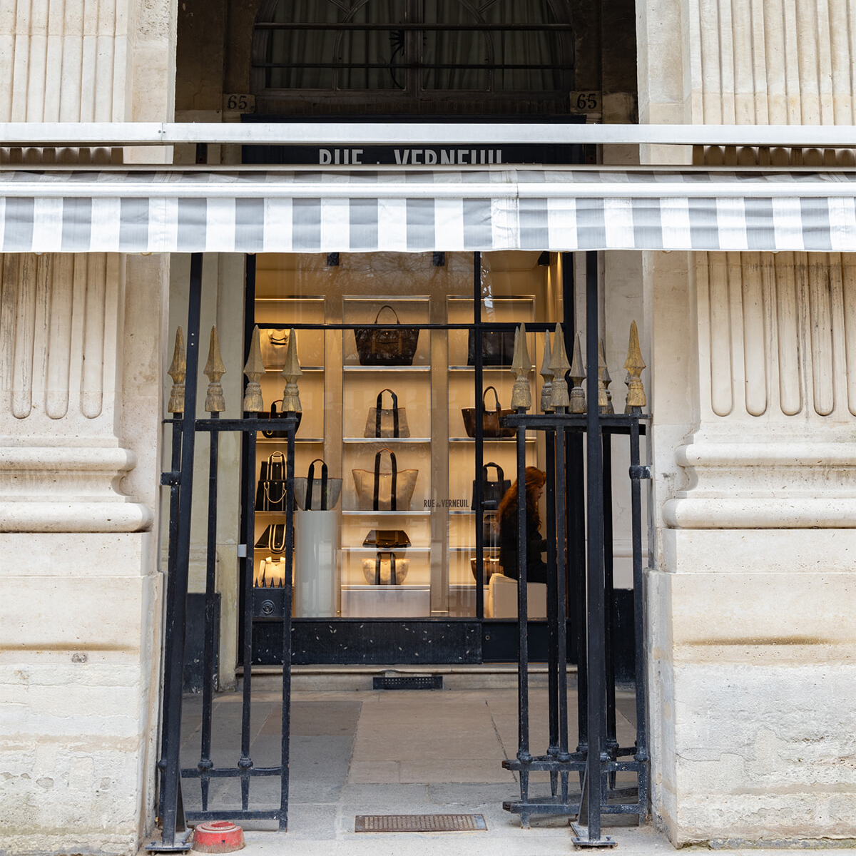 ミニマルで実用的！ シックなキャンバスバッグをパリ旅行のおともに。