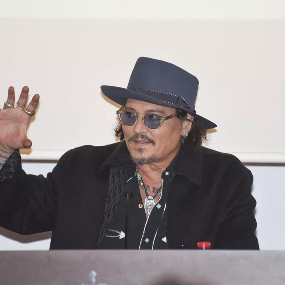 ジョニー・デップ、新作で「白髪、白髭」の姿で全くわからないと話題に！