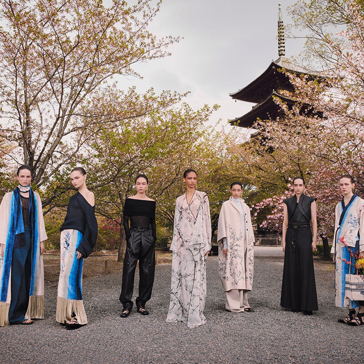 ディオールの2025年フォール コレクション、京都・東寺の庭園を舞台に幽玄の美を描き出す。